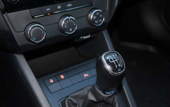 Skoda Octavia cena 43900 przebieg: 143000, rok produkcji 2018 z Uniejów małe 92